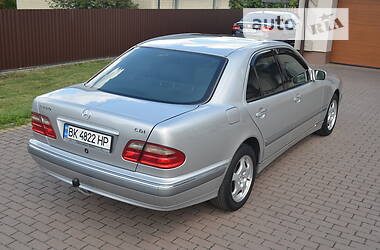 Седан Mercedes-Benz E-Class 2002 в Дубно