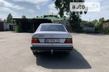 Седан Mercedes-Benz E-Class 1992 в Березному