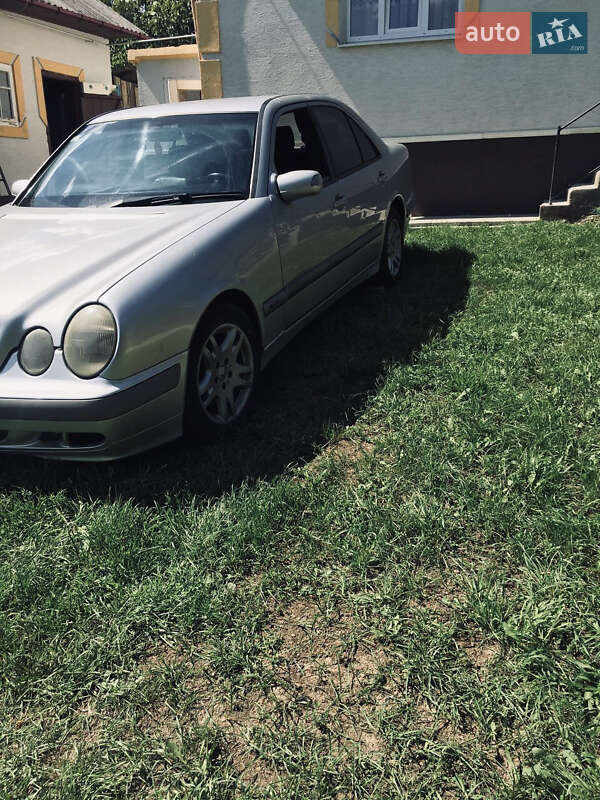 Седан Mercedes-Benz E-Class 1999 в Черновцах