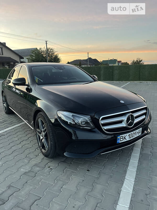 Седан Mercedes-Benz E-Class 2016 в Вараше