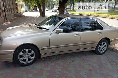 Седан Mercedes-Benz E-Class 2000 в Дніпрі