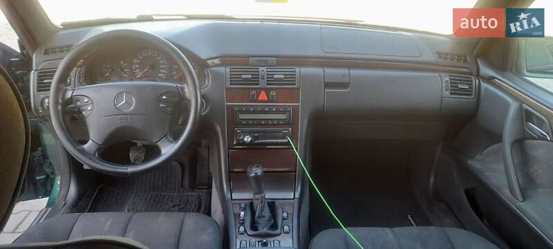 Седан Mercedes-Benz E-Class 1997 в Чернівцях