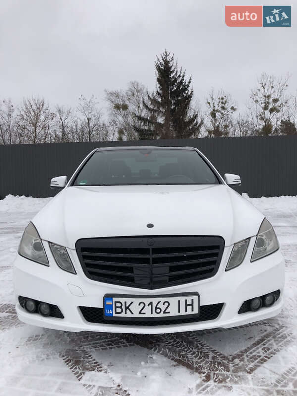 Седан Mercedes-Benz E-Class 2011 в Сарнах