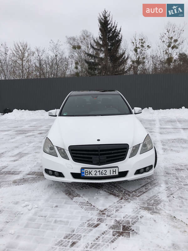 Седан Mercedes-Benz E-Class 2011 в Сарнах