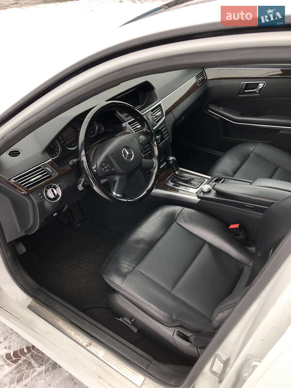 Седан Mercedes-Benz E-Class 2011 в Сарнах
