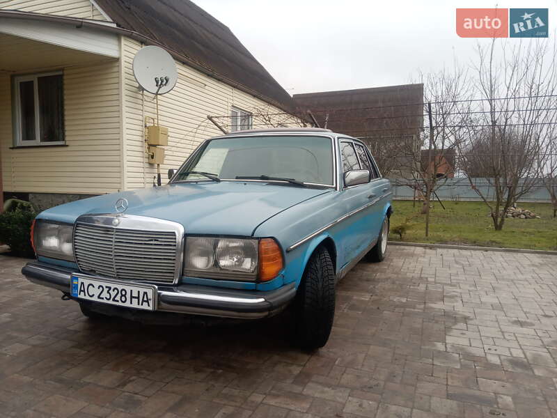 Седан Mercedes-Benz E-Class 1982 в Ратным