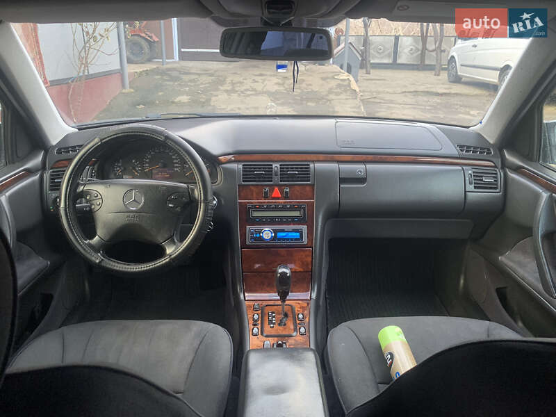 Седан Mercedes-Benz E-Class 1999 в Черновцах