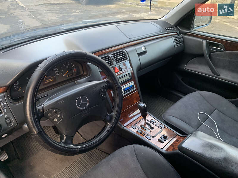 Седан Mercedes-Benz E-Class 1999 в Черновцах