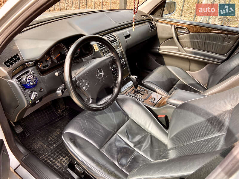 Седан Mercedes-Benz E-Class 2002 в Киеве