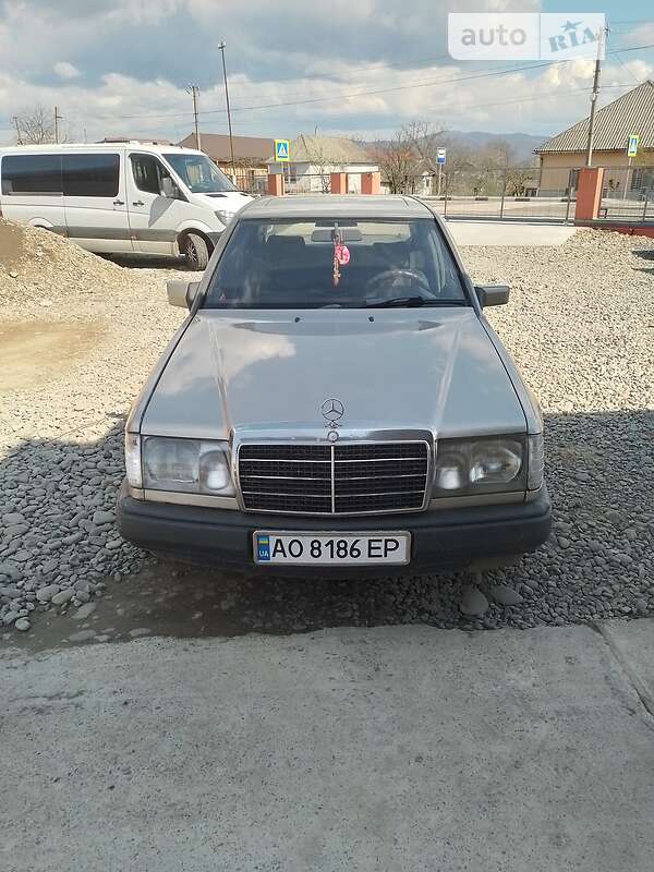 Седан Mercedes-Benz E-Class 1987 в Іршаві