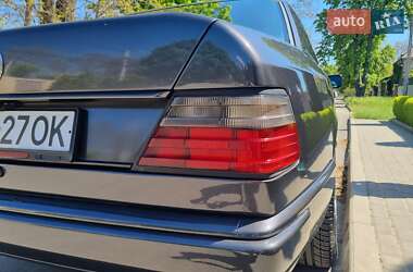Седан Mercedes-Benz E-Class 1989 в 