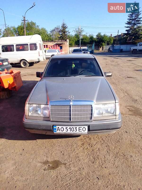 Седан Mercedes-Benz E-Class 1987 в Ужгороде