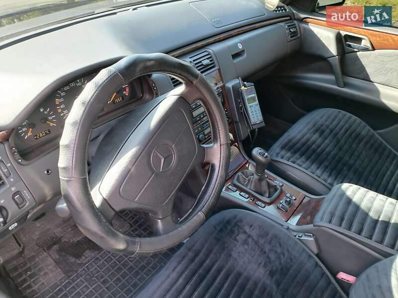Седан Mercedes-Benz E-Class 1998 в Днепре