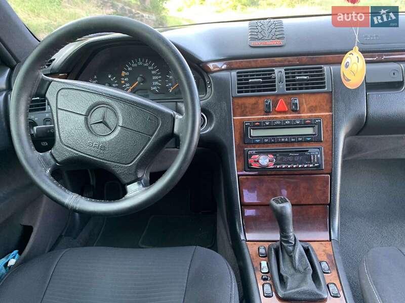 Седан Mercedes-Benz E-Class 1999 в Володимирі