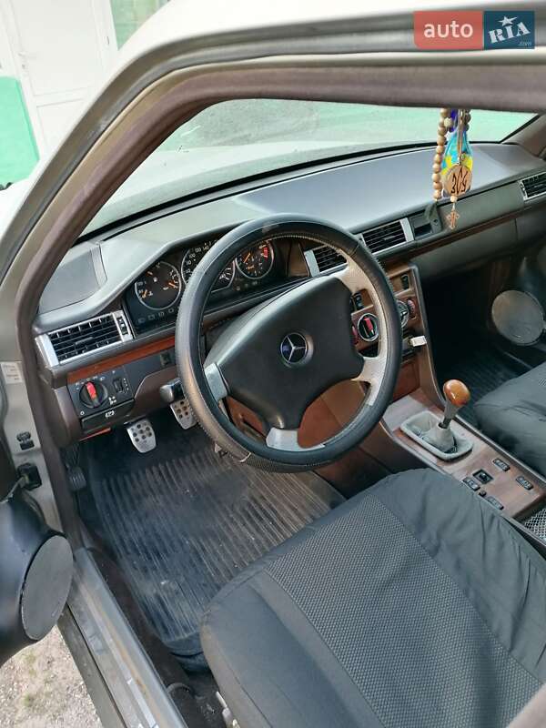 Седан Mercedes-Benz E-Class 1991 в Киеве