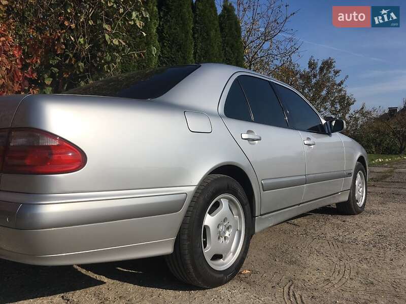 Седан Mercedes-Benz E-Class 2000 в Владимире