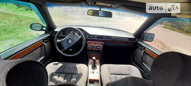 Седан Mercedes-Benz E-Class 1991 в Шумске