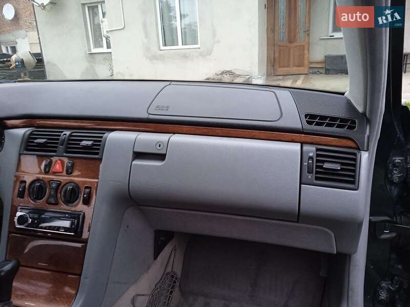 Седан Mercedes-Benz E-Class 1998 в Чорткові