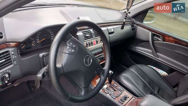 Седан Mercedes-Benz E-Class 2002 в Черновцах