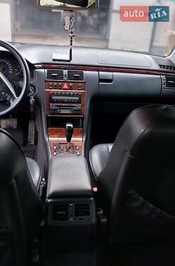 Седан Mercedes-Benz E-Class 2002 в Чернівцях