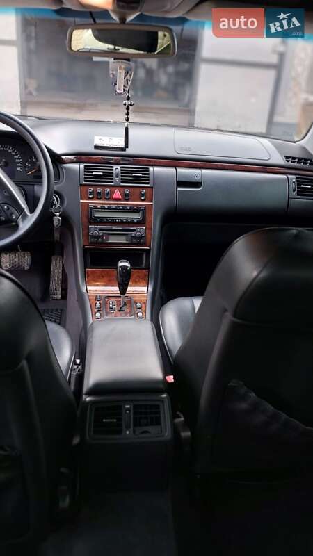 Седан Mercedes-Benz E-Class 2002 в Черновцах