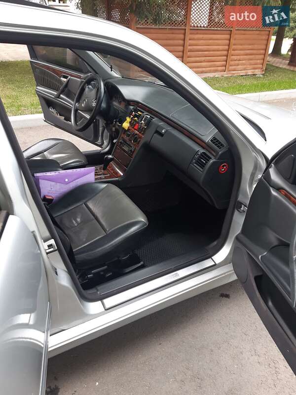 Седан Mercedes-Benz E-Class 2001 в Самборе