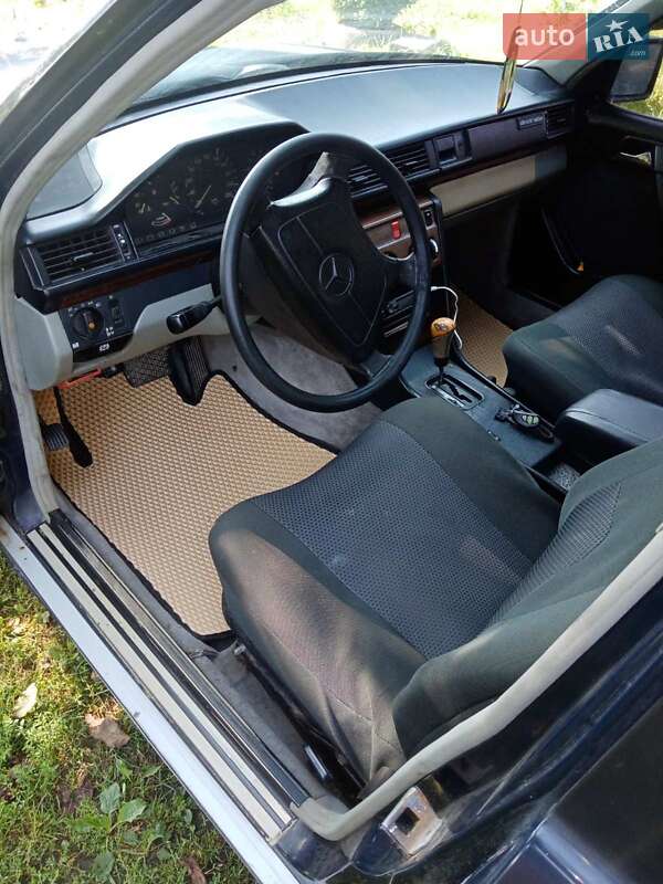 Седан Mercedes-Benz E-Class 1986 в Самборі