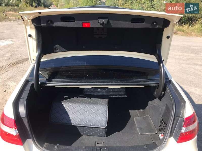 Седан Mercedes-Benz E-Class 2012 в Пулинах