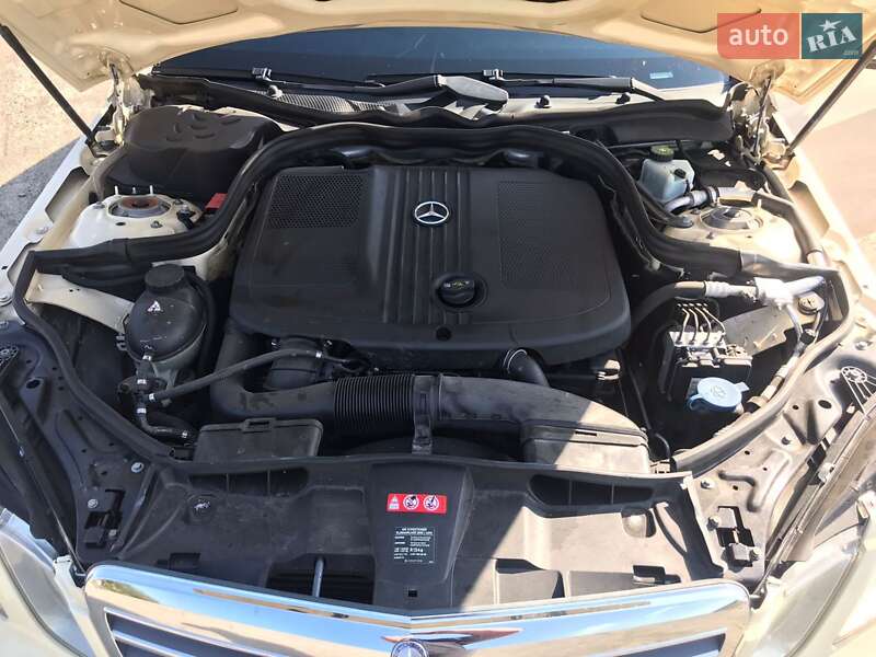 Седан Mercedes-Benz E-Class 2012 в Пулинах