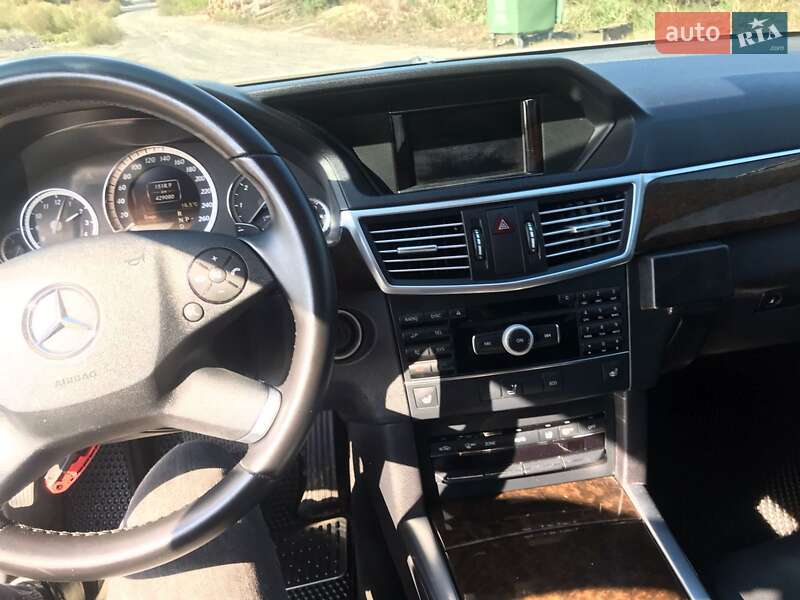 Седан Mercedes-Benz E-Class 2012 в Пулинах
