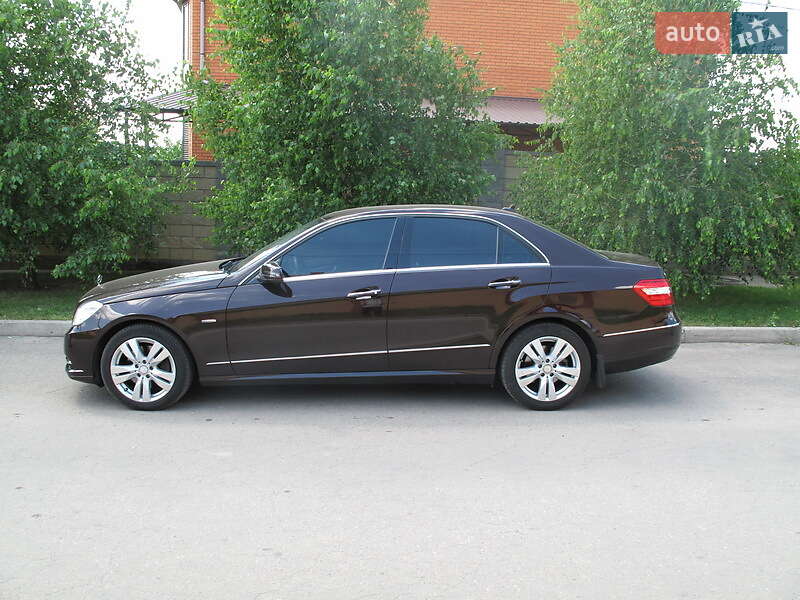 Седан Mercedes-Benz E-Class 2011 в Днепре