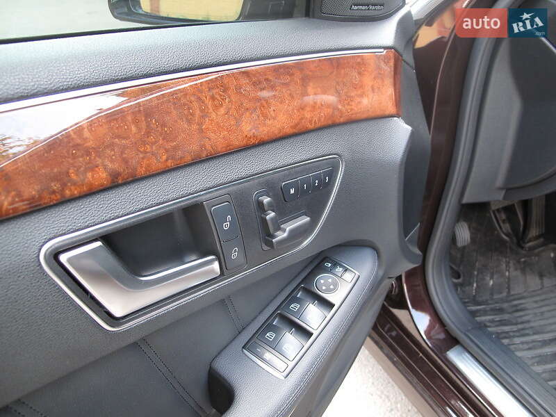Седан Mercedes-Benz E-Class 2011 в Днепре