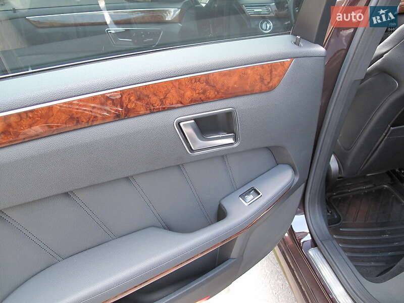 Седан Mercedes-Benz E-Class 2011 в Днепре