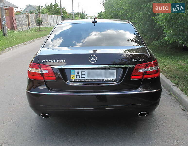 Седан Mercedes-Benz E-Class 2011 в Днепре