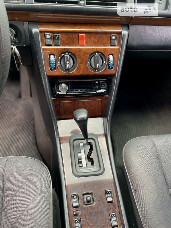 Седан Mercedes-Benz E-Class 1990 в Харкові