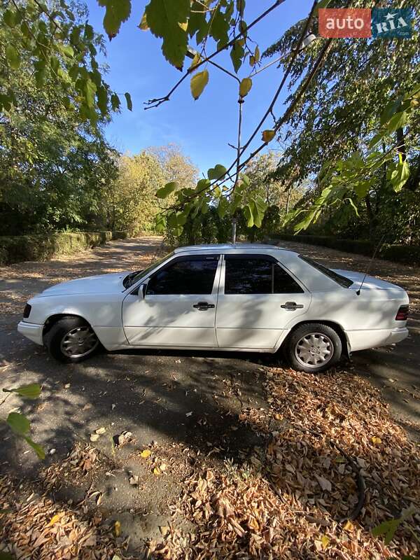 Седан Mercedes-Benz E-Class 1995 в Черноморске
