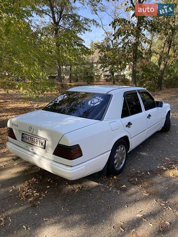 Седан Mercedes-Benz E-Class 1995 в Черноморске