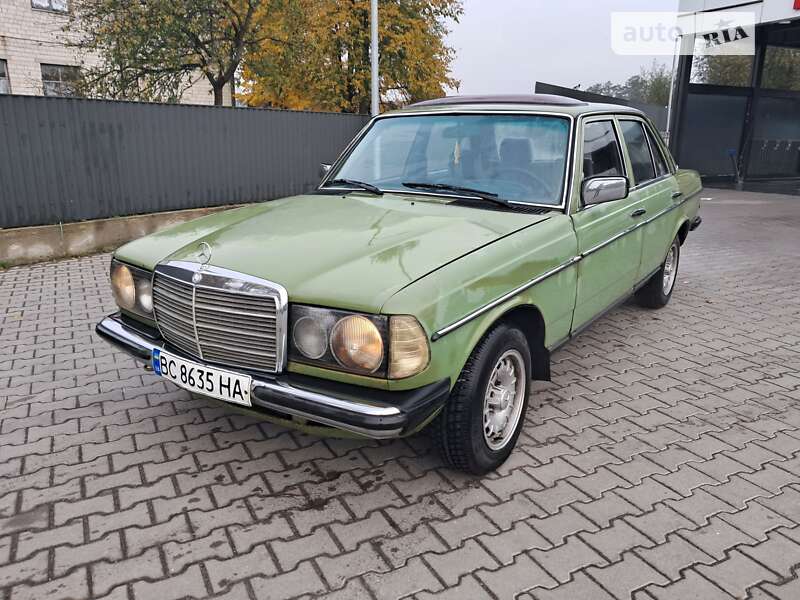 Седан Mercedes-Benz E-Class 1980 в 