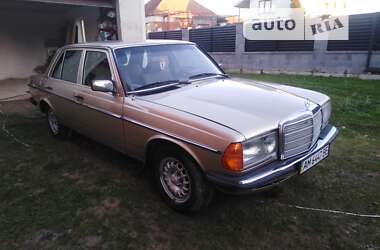 Седан Mercedes-Benz E-Class 1983 в Иршаве