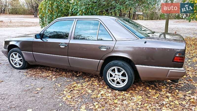 Седан Mercedes-Benz E-Class 1992 в Одессе