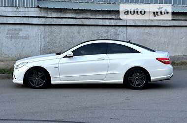 Купе Mercedes-Benz E-Class 2010 в 