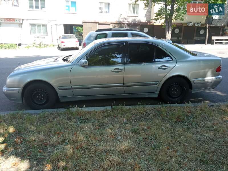 Седан Mercedes-Benz E-Class 2001 в Запорожье