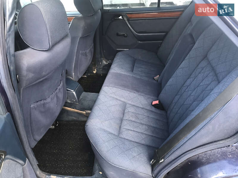 Седан Mercedes-Benz E-Class 1994 в Косові