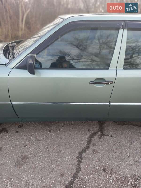 Седан Mercedes-Benz E-Class 1986 в Одессе