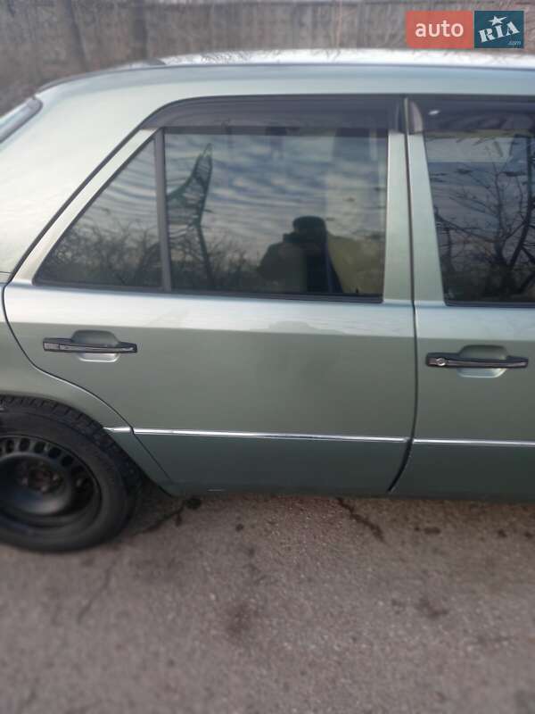 Седан Mercedes-Benz E-Class 1986 в Одесі