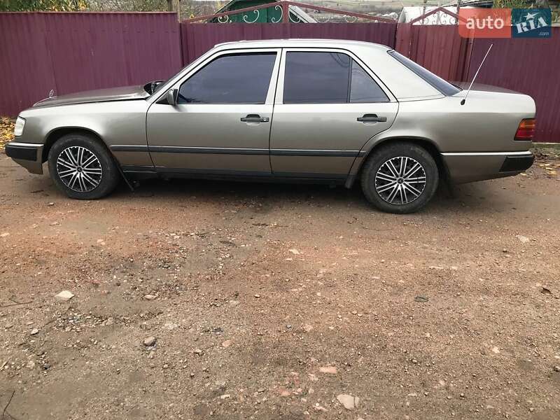 Седан Mercedes-Benz E-Class 1988 в Бершади