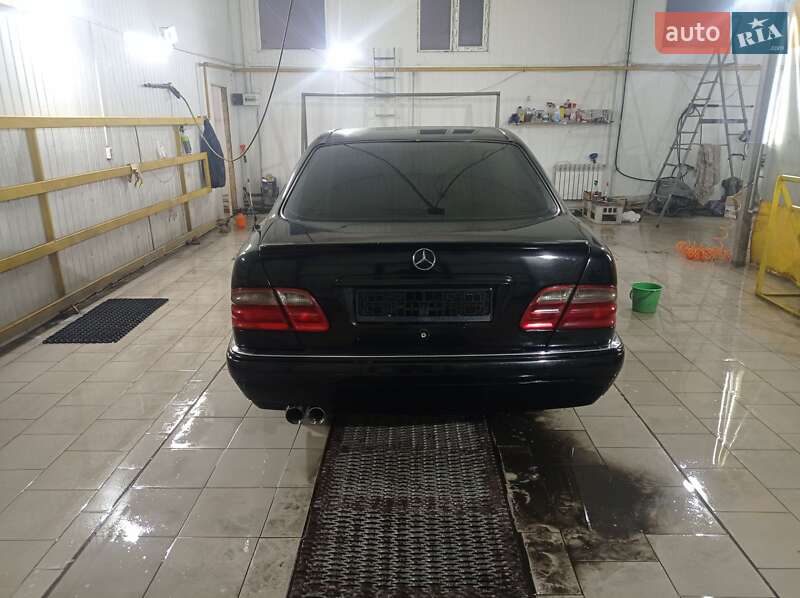 Седан Mercedes-Benz E-Class 1996 в Першотравенську