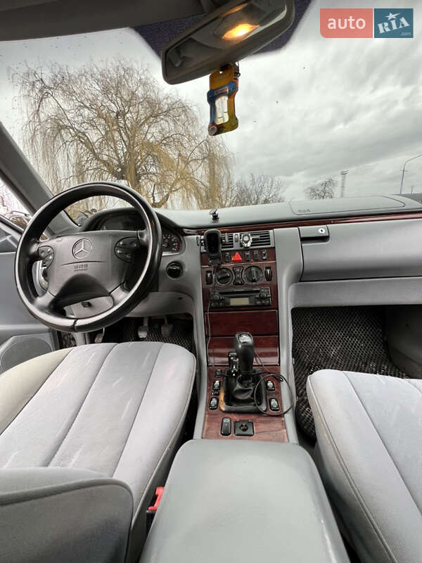 Седан Mercedes-Benz E-Class 2001 в Владимире
