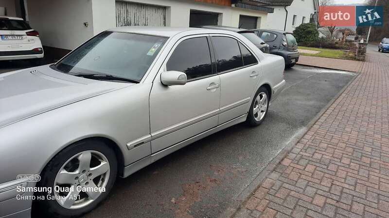 Седан Mercedes-Benz E-Class 1999 в Черновцах