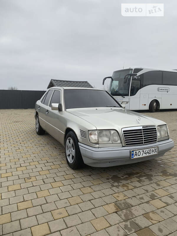 Седан Mercedes-Benz E-Class 1995 в Іршаві